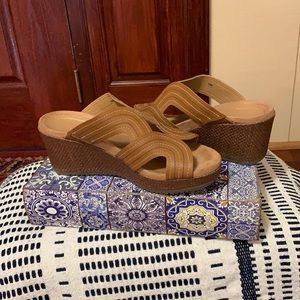 Tan vionic wedges